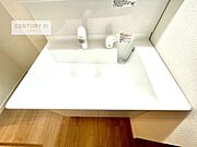 深い洗面台ボウルは、水が跳ねにくいのでお手入れが楽々！清潔感が保てます！キレイな洗面所で自分磨きのモチベーションが上がりますね！