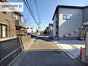 前面道路は4ｍ×4ｍ！陽当り良好な立地です。車庫入れが苦手な方も安心ですね。