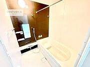 落ち着きある大人の雰囲気のバスルームは、味が出ていてバスタイムが充実！お仕事頑張っているご褒美にお好みの匂いの入浴剤を入れて、楽しんでみてはいかがでしょうか？