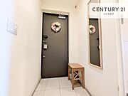 落ち着いた雰囲気の玄関です。オシャレな玄関で家族やお客様を送迎できるのはいいですね！