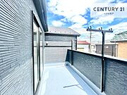 広々としたバルコニーで一日の始まりをスタート！お洗濯ものをたっぷり気持ちよく干せます！