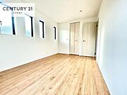 明るく風通しの良い居室です。「シンプル」にデザインされた室内。自由度が高いので家具やレイアウトでお好みの空間を創り上げられます。是非一度、現地にてご確認ください。