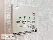 浴室乾燥や暖房が付いている魅力的な仕様です！冬場はヒートショックの予防にも使えます。雨の日でもお洗濯物が乾かせるので、洗濯物をため込みにくい！（同仕様）