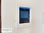 TVモニター付インターフォンを完備。来訪者の顔を確認してから対応できるため、防犯面にも配慮された安心の設備です。（同仕様）