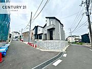前面道路5ｍ×5.4ｍ！陽当り良好な立地です。車庫入れが苦手な方も安心ですね。