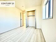 掃き出し窓がないお部屋は、お子様のお部屋としても安心です！収納スペースも充実しているので散らかったお部屋をサッと片付けられます！