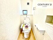 1・2階にトイレがございます！朝の忙しい時間帯も待たずにすみそうですね。白を基調とした清潔感のあるトイレでお手入れがしやすいです！