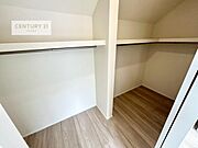 ウォークインクローゼット付きです。たくさんのお洋服などを収納しておけそうですね！他にも扇風機や加湿器など季節物の大きな家電も収納できます！