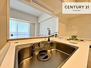 ワイドなシンクですね！水が跳ねにくく洗物がしやすい家事が楽々仕様のシステムキッチンです！デザイン性と機能性を兼ねたキッチンで清潔感がありますね！