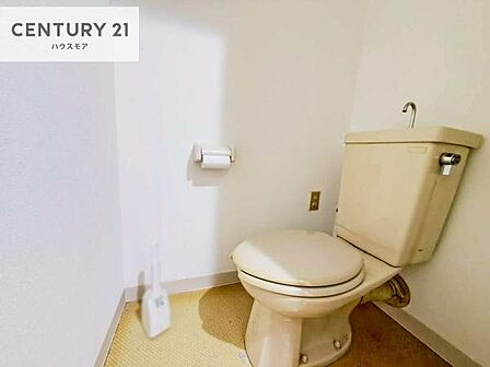 清潔感のある色味のお手洗いです!さわやかでスッキリする空間です!白を基調としているので、お手入れがしやすいトイレです!
