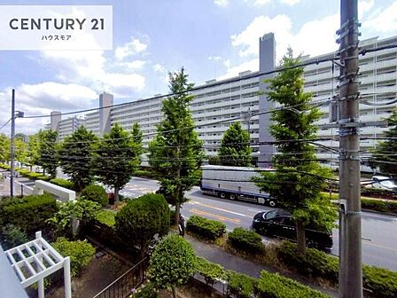 晴れた日には青い空を見渡せる開放的な時間を楽しめます。気持ちの良い風が通り抜ける街並みです!