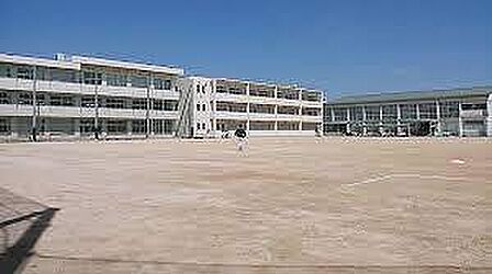 松戸市立小金中学校まで880m