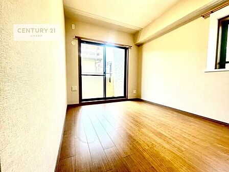 2面採光を確保した明るい室内は、風通しも良く、明るく大変居心地の良い空間となっております。リラックスして過ごせる心地の良いお部屋です!