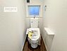 トイレ：1・2階にトイレがございます！朝の忙しい時間帯も待たずにすみそうですね。白を基調とした清潔感のあるトイレでお手入れがしやすいです！