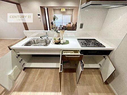 収納スペースが豊富で、調理スペースがスッキリと片付きひろ~く活用できます!快適に作業ができ、家事の効率アップ!毎日の料理が捗ります!
