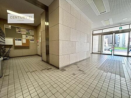 大切なお客様をお出迎えするロビー。広々していて開放感・清潔感があります。