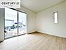 寝室：明るく温もりがあり、換気もしっかりできます！朝起きて、背伸びをしつつ深呼吸をし良い朝を迎え入れることが出来そうですね！