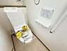 トイレ：1・2階にトイレがございます！朝の忙しい時間帯も待たずにすみそうですね。白を基調とした清潔感のあるトイレでお手入れがしやすいです！