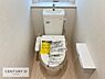 その他：1・2階にトイレがございます！朝の忙しい時間帯も待たずにすみそうですね。白を基調とした清潔感のあるトイレでお手入れがしやすいです！（同仕様）