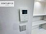 室内：TVモニター付きインターホンを備え、訪問者を映像で確認してから対応できるため、防犯面も安心です。お子様のお留守番時にも心強く、ご家族の安心・安全な暮らしをサポートします。