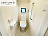 トイレ：1・2階にトイレがございます！朝の忙しい時間帯も待たずにすみそうですね。白を基調とした清潔感のあるトイレでお手入れがしやすいです！
