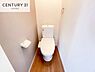 トイレ：1・2階にトイレがございます！朝の忙しい時間帯も待たずにすみそうですね。白を基調とした清潔感のあるトイレでお手入れがしやすいです！