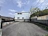 外観：現況は古家＋駐車場となっています。南向きにつき陽当たり良好です♪