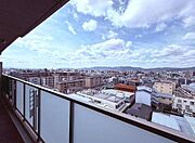 広々としたバルコニーから眺める市街地の景色が開放感を演出します。遠くの山並みまで視界が広がり心にゆとりが生まれます。天気が良い日には青空が一段と明るさを引き立てます。
