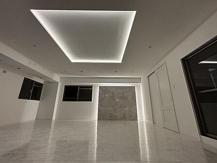 夜間は間接照明のみで落ち着いた雰囲気で過ごすことも出来ます。優しい温白色の間接照明は落ち着きがありつつも書き物などの作業にも◎