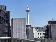 ルーフバルコニーの眼前には京都タワーの眺望。直線距離で約350ｍの場所にあるため迫力のサイズ感です。