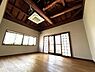 室内：建物の信頼度が伺える大梁が見えるお部屋。客間、教室、事務所など、多種多様な用途でも活躍できそうです。