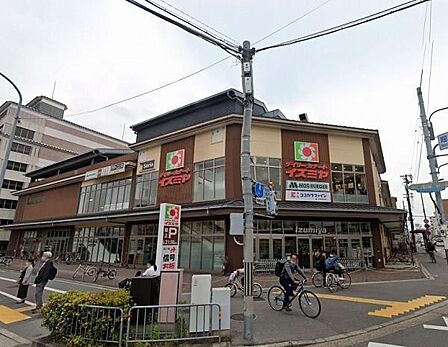 イズミヤ堀川丸太町店まで200m