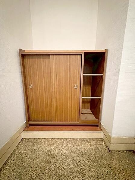 【玄関】シューズボックス付きの玄関。※ＡＩを使用し編集した画像です。細部設備については一部描写が不足している箇所がございますので、あらかじめご了承ください。
