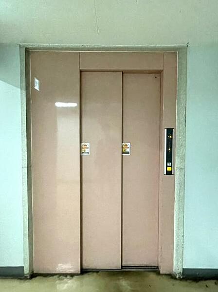 【エレベーター】マンションにはエレベーターを備えており、日々の移動やお買い物後もスムーズです。