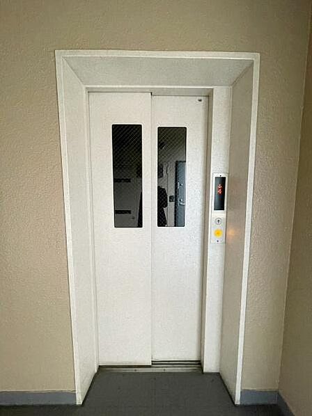 【エレベーター】マンションにはエレベーターを備えており、日々の移動やお買い物後もスムーズです。