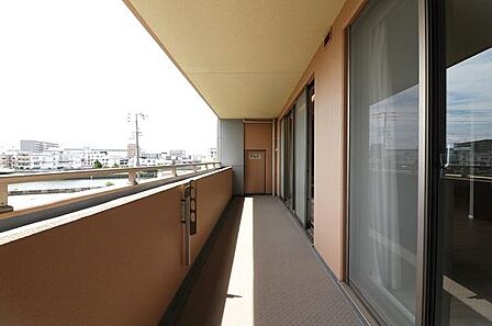 【バルコニー】洗濯物を干しやすい、奥行きのある広々としたバルコニーです。南西向きにつき陽当たり良好。