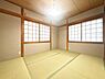 和室：【和室】約6帖の和室。押入付で座布団や布団が収納できます。