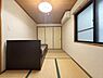 和室：【和室】1階和室は奥行のある広さと押入収納付きの過ごしやすい居室となっています。※ＡＩ加工済：残置物を消去し、一部構造が実際と異なる場合があります。