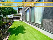 ■■素敵な場所■■小さな子どものいる家庭にとって、庭は、最も安全な屋外の遊び場。砂場やブランコ、食育用の小さな菜園を備えつけたり、プレイジムやプールを広げる場所としても活躍するスペース。