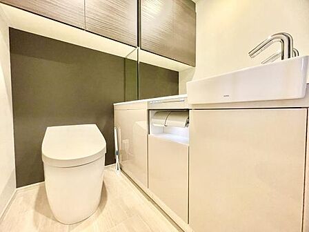 ■■Toilet■■清潔な空間を保ちたいトイレはオフホワイトでまとめました。毎日使う場所だからこそお手入れも楽々にできる機能が搭載されております。汚れが付着しにくい便器はお掃除も楽々です。