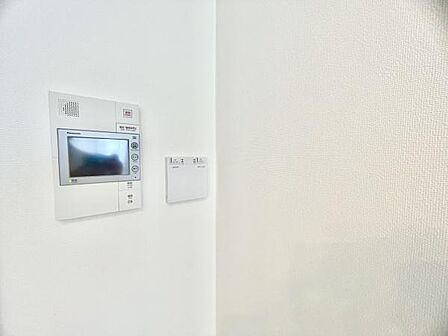 ■■カラーTVモニターホン■■外出中も来訪者をカラー画面と音声でしっかり録画します。在宅時にも鮮明なモニターでしっかり相手を確認できます!防犯のスタート、安心の一歩は玄関からですね。