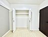 収納：■■closet■■クローゼットはスーツ類から丈の長いコート類まで何でも収納できる便利なスペースです。衣装ケースと併用することでセーター類なども収納でき自分だけのスペースにカスタマイズできます。