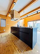 BESSの注文住宅ならではの木の温もりを感じながら過ごせるキッチン！　※一部AI加工をしております。あらかじめご了承ください。