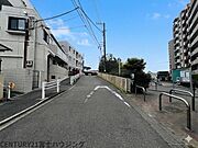 西側前面道路は幅員約6.0mと広く、歩道も整備されているため小さなお子様がいるご家族も安心の環境です。道路幅にゆとりがあるため、大きなお車の駐車や車庫入れが苦手な方でもスムーズに出し入れ可能です。
