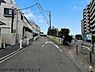 その他：西側前面道路は幅員約6.0mと広く、歩道も整備されているため小さなお子様がいるご家族も安心の環境です。道路幅にゆとりがあるため、大きなお車の駐車や車庫入れが苦手な方でもスムーズに出し入れ可能です。