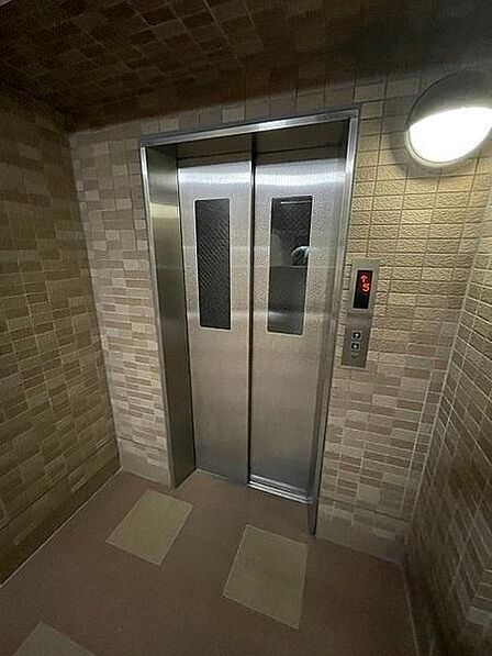 サブエントランスからエレベーターで各階に移動
