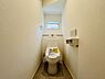 トイレ：【トイレ】節水型でエコなトイレには、今では当たり前のウォシュレット付き。便座を温める機能もついていて、居心地良くてトイレから出られなくなるかも！