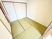 リビング隣にある和室で、ご来客やお子様の遊び場としても使用できます