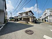 南・東・西が道路に面した3方向角地日当たり、解放感の良い区画です。