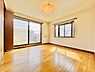 洋室：南向きバルコニーに面した明るいお部屋です！